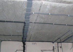 Монтаж электропроводки по потолку